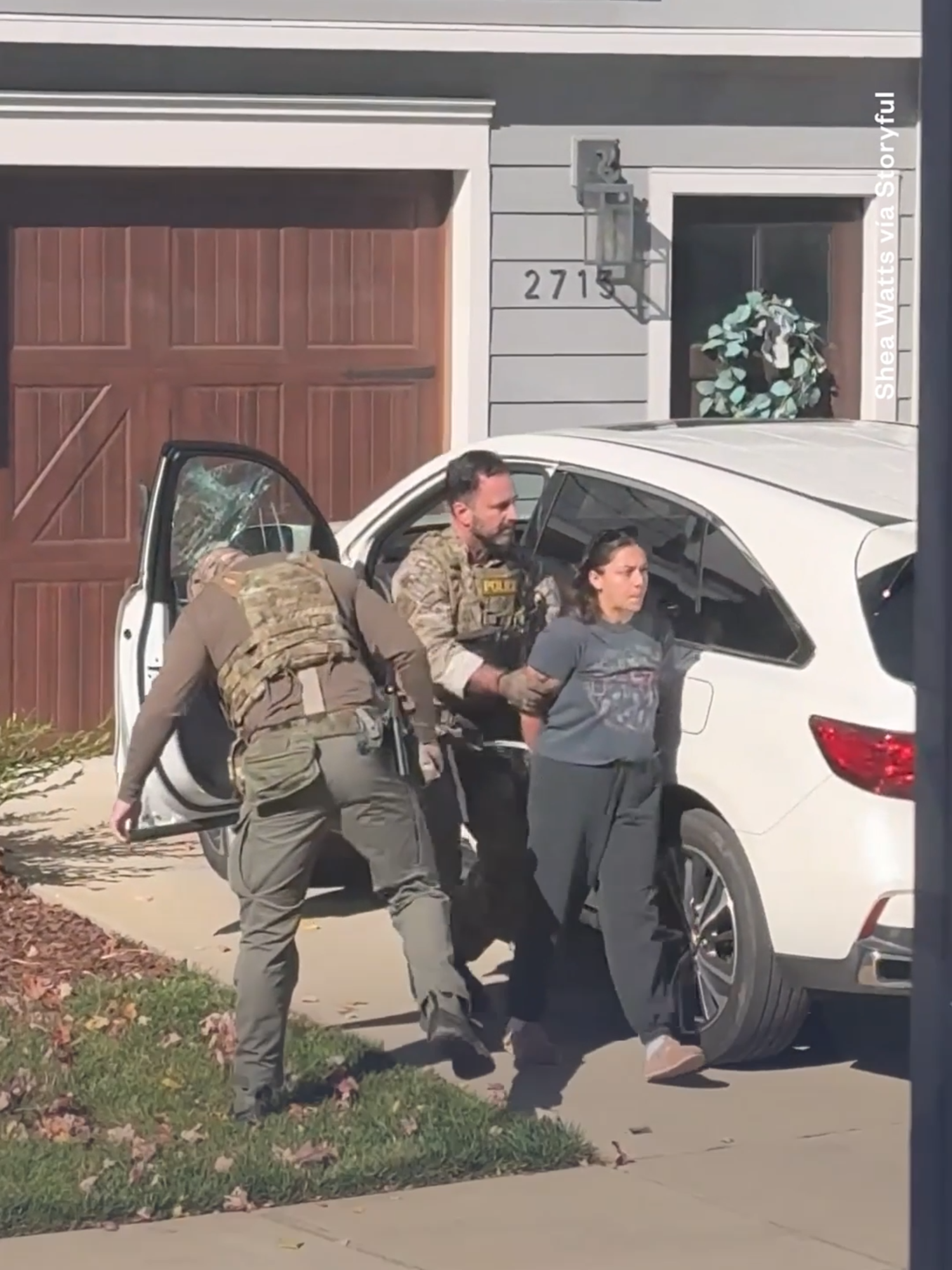 🔴 Agentes de la Patrulla Fronteriza en #Charlotte, Carolina del Norte, persiguieron y detuvieron a dos ciudadanas estadounidenses después de acusarlas de “obstaculizar su trabajo”, según un testigo y reportes locales. Las mujeres habrían tocado la bocina del auto para alertar a vecinos sobre la presencia de agentes migratorios en la zona. En las imágenes se observa a varios agentes rodeando el vehículo, mientras uno de ellos apunta un rifle hacia la ventana del conductor y exige que bajen los cristales. Segundos después, el agente utiliza el arma para romper la ventana, tras lo cual ambas ocupantes salen del auto y son detenidas y sujetadas con bridas plásticas. Según WCNC, un medio local, las dos mujeres fueron liberadas horas después con una citación, tras haber permanecido retenidas en una instalación del FBI en Charlotte.