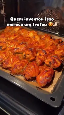 Ingredientes para o molho: - 2 colheres de sopa de iogurte - ½ xícara de chá de leite - 2 dentes de alho amassados - 4-5 colheres de sopa de azeite ou óleo vegetal - 1 colher de sopa de extrato de tomate - 1 colher de chá de pimenta-do-reino moída - 1 colher de chá de flocos de pimenta vermelha (opcional) - 1 colher de chá de tomilho - 1,5 colher de chá de sal - ½ colher de chá de pimenta-do-reino preta - 1 colher de chá de mel - 1 colher de sopa de mostarda ou suco de limão Modo de preparo: Limpe as asas e corte-as ao meio, fazendo pequenos Misture todos os ingredientes do molho e envolva as Deixe marinar por 1-2 horas (quanto mais tempo, Disponha as asas em uma assadeira. Asse em forno pré-aquecido a 230°C por 40-45 minutos. Sirva e aproveite!  #receitafácil #fy #videoviral #vaiprofycaramba #foryou 