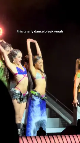 this latina mami and swiss ghanaian queen joint slay THATS CRAZYYY @KATSEYE @daniela avanzini  #katseyetoronto #katseyedaniela #katseyemanon #beautifulchaostour 