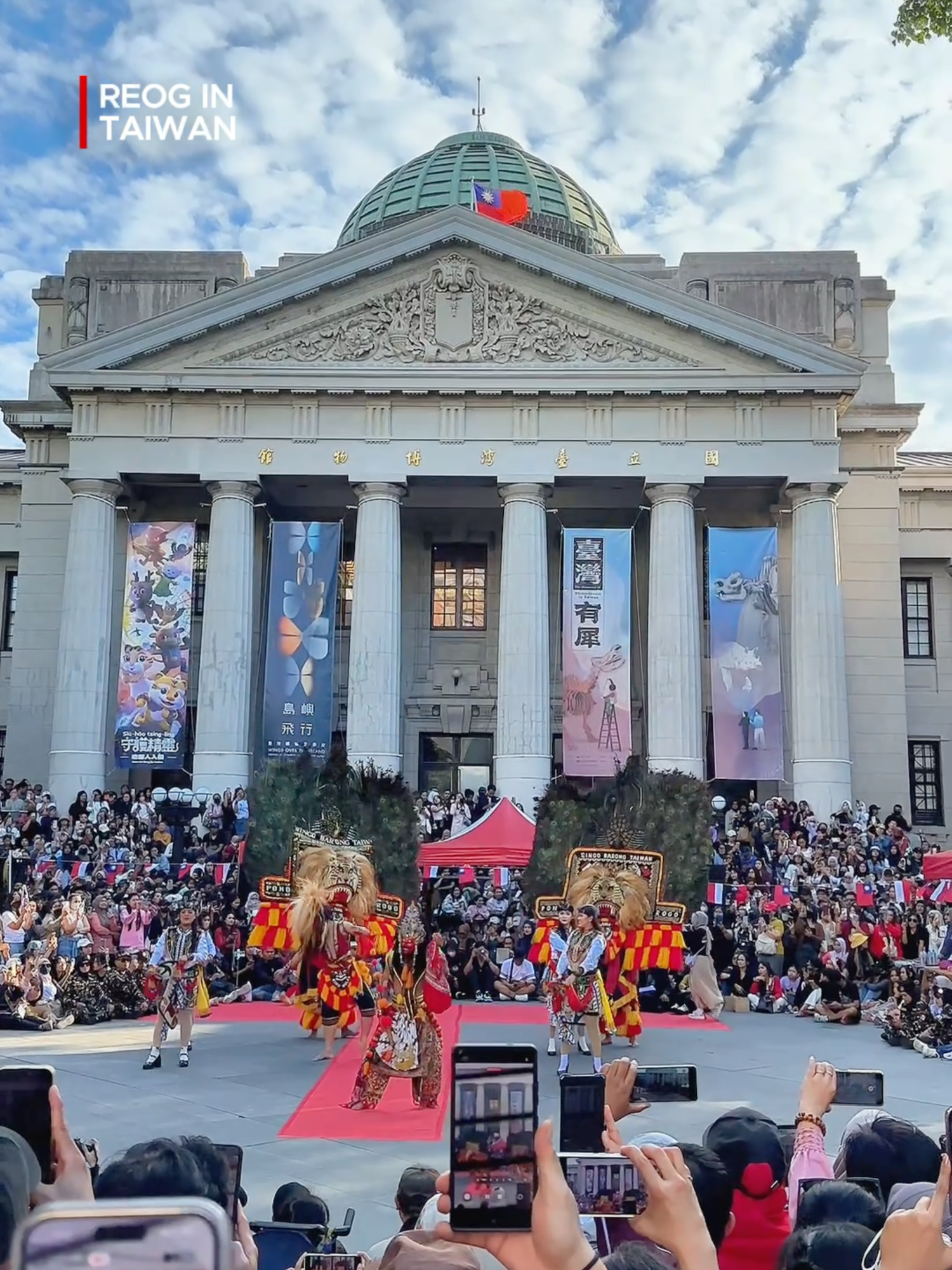 Semua handphone langsung merekam ketika Reog Ponorogo tampil di depan National Museum Taipei, Taiwan 🇹🇼 Bangga kesenian asli Ponorogo ini bisa berkembang di mancanegara dan membawa nama Indonesia mendunia. 📹 Singo Barong Taiwan kiriman @adintj_tukangjepret #taipei #taiwan #Ponorogo #fyp #storyreog