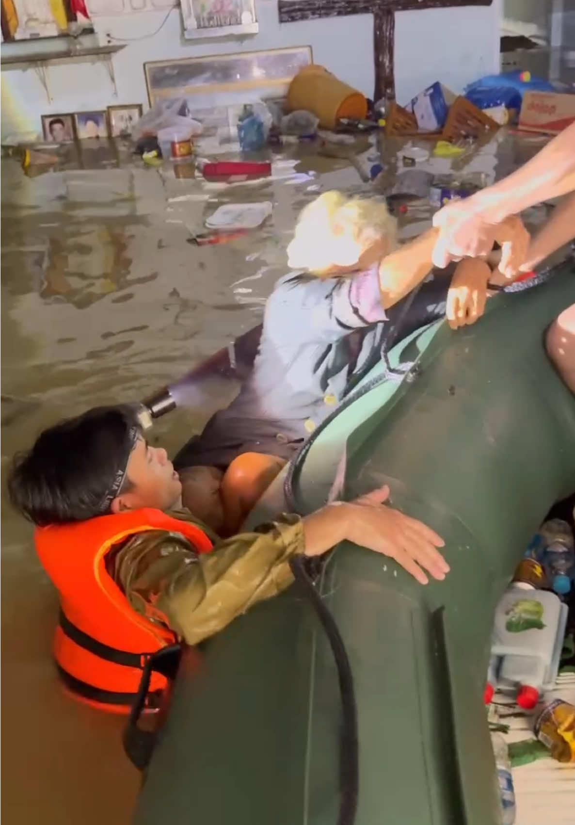 Đêm qua đội Sos 38 hà tĩnh chúng tôi kịp thời cùng người dân di dời 2 ông bà ngồi trong nhà ở khu vực công viên Long Vân không ai hay nghe tiếng gì. Nước ngập gần tới nóc luôn bà con ơi… Quá khổ #lũlụt #binhdinh #quynhon #xuhuong 