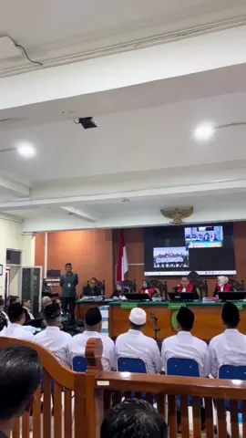 sambil menghela nafas aku memposting video ini😔 rasanya ga tau lagi bagaimana memberi tahu kepada masyarakat secara umum yang mengikuti kasus ini, gimana kabar kasusnya? gimana kabar 7 terpidana? gimana nasib mereka? pertanyaan yang sering muncul tidak ada update dari pengacaranya, tidak tau perkembangannya seperti apa. kalian percaya ngga jika kdm kembali menyuarakan kasus vina khususnya 7 terpidana, menyuarakan kayak dulu, getol turun ke lapangan dibuat konten di ytb nya, bakal rameh lagi? bakal pada speak up lagi, semua pihak bakal bereaksi lagi, agar kasusnya cepat terang. karena ini wilayah hukumnya. ayo pak🙏🏻 #7terpidana #sudirman #kasusvina #vinacirebon #kasusviral 
