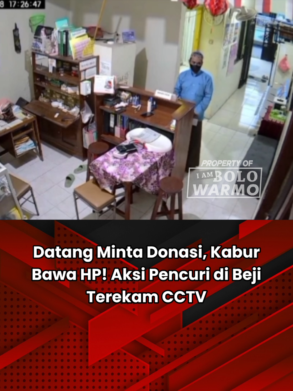 Seorang pria diduga melakukan pencurian di sebuah tempat praktik bidan di Kedungringin, Beji, Pasuruan, pada Selasa (18/11) sekitar pukul 17.30 WIB. Pelaku datang dengan alasan meminta sumbangan atas nama sebuah pesantren. Saat  korban lengah, pelaku mengambil ponsel dan langsung kabur. 📽 bolowarmo #WartaBromo #BeritaPasuruan #Pencurian #Beji #Kedungringin   _____________________________________________________ Punya info menarik di sekitarmu? Ada kejadian viral, jalan rusak, aksi sosial, atau hal-hal unik di desamu? Kirim ke Wartabromo sekarang! 082199182494 (Warmin) Video atau berita pilihan bakal tayang dan dapet reward menarik loh bolo!