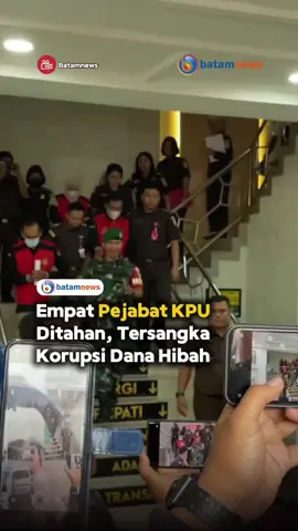 Empat pejabat KPU Karimun NK, Su, IJ, dan AF ditetapkan sebagai tersangka dugaan korupsi dana hibah Pemilu 2024. Usai pemeriksaan, mereka mengenakan rompi oranye dan ditahan 20 hari ke depan. Kajari Karimun menyebut 95 saksi dan ribuan barang bukti telah diperiksa. Dari dana hibah Rp16,5 miliar, penyidik menemukan penyimpangan dengan kerugian negara lebih dari Rp1,5 miliar. Modusnya meliputi belanja fiktif, mark up, pinjam bendera, dan belanja tanpa pertanggungjawaban. Penyidikan terus dikembangkan untuk kemungkinan tersangka baru. Keempatnya dijerat Pasal 2 dan 3 UU Tipikor Jo Pasal 55 KUHP. #batamnews #kepri 