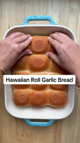 You must try these cheesy garlic butter bread rolls - link in bio 