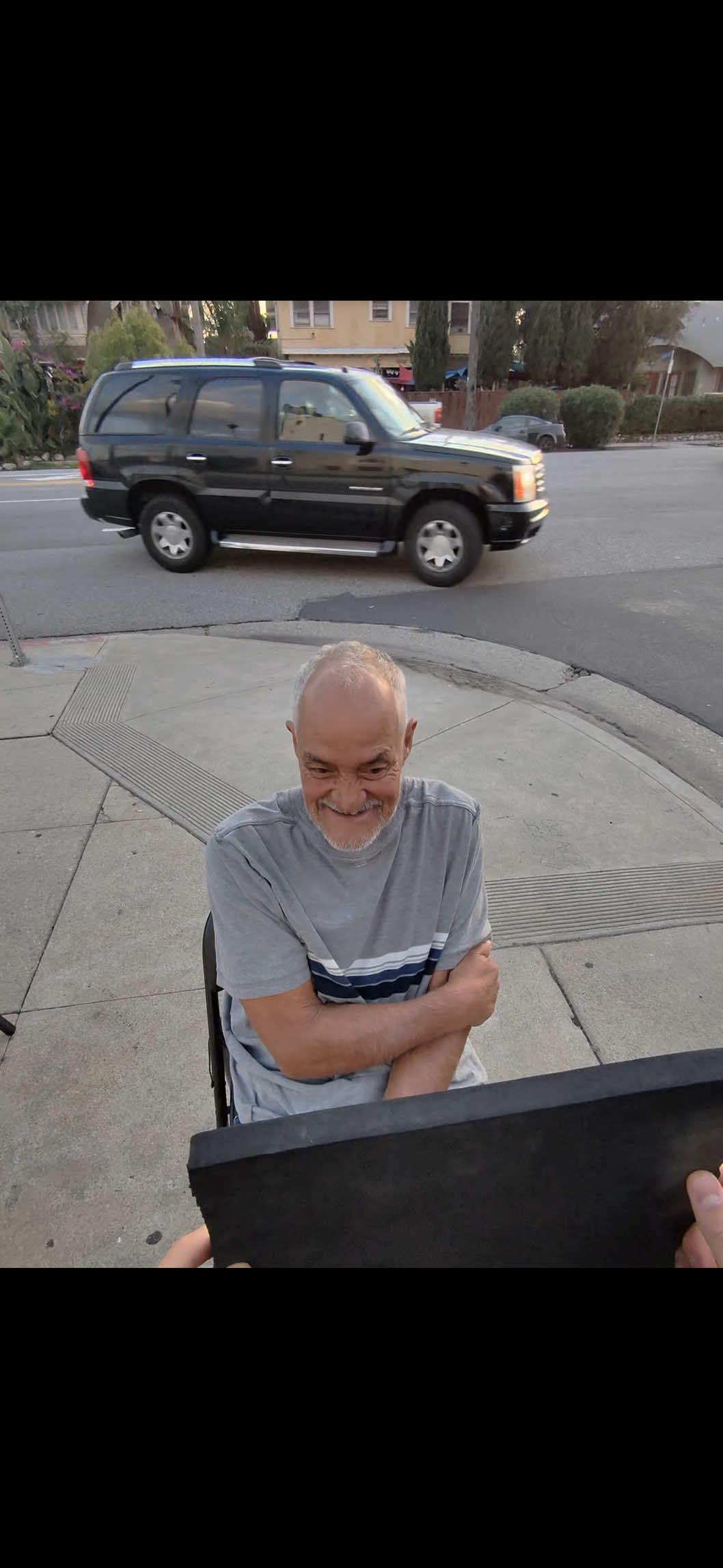 So grateful for meeting this 66 year old homeless man. David has been through so much in his life, yet still carries himself with pride.💪I had an amazing time cutting his hair. This was most definitely an experience I will remember.❤️ #freehaircut #homeless 