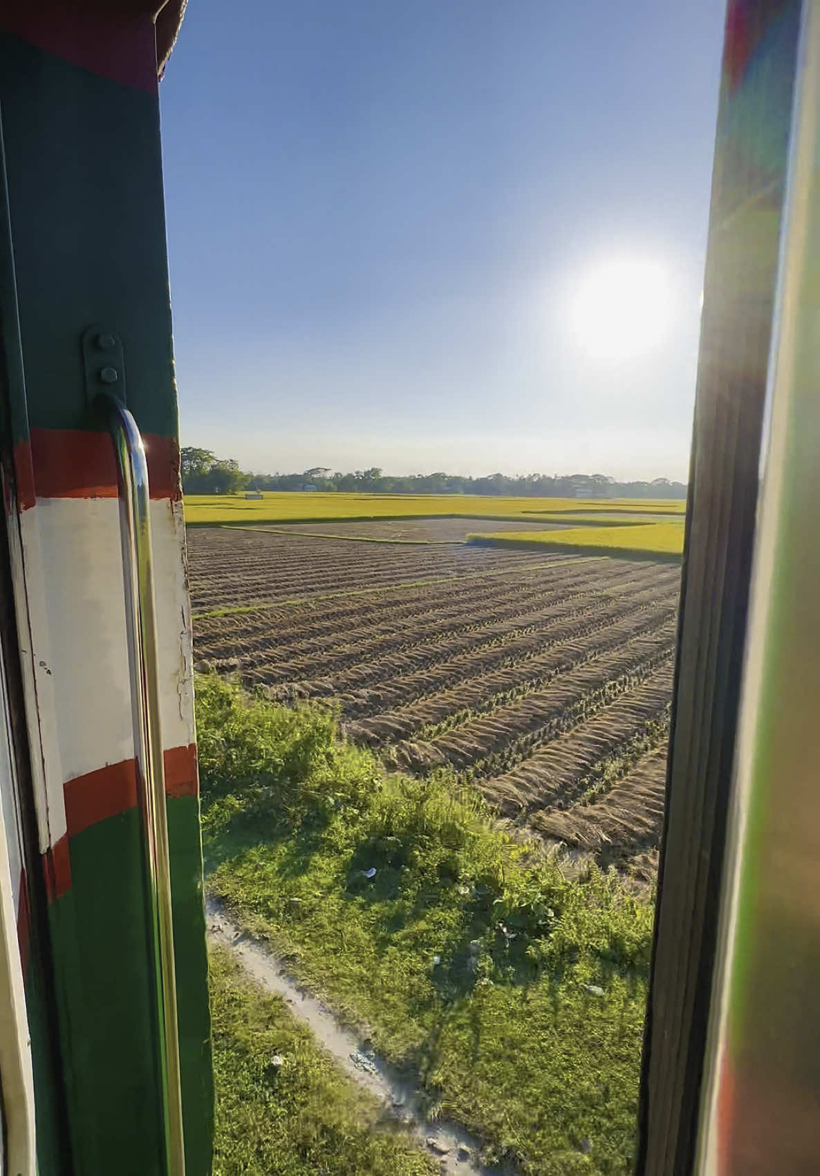 “দুপুরের রোদও যখন সুন্দর লাগে—তখন বুঝবেন আপনি ট্রেনে!”#BangladeshRailway #TrainVibes #DoorView #TravelBangladesh #RailwayJourney #NatureView #goldennoon 