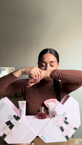 Qué regalito tan cute 🌸  #unboxing #parfum #flowerbomb #viktorandrolffragrances