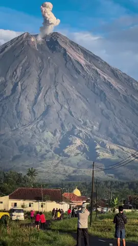 ada apa denganmu gunung Semeru semoga lekas membaik 🤲⛰️ for gunung Semeru #fyp #gunungsemeru #pulaujawa #lumajang #indonesia 