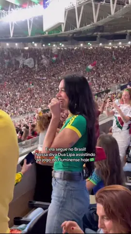 Pode dar um CPF pra ela por favor!! Nossa diva #DuaLipa assistindo ao jogo do fluminense hoje🇧🇷❤️‍🔥 #dualipanobrasil #dualipa #todateen 