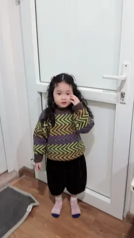 Mẹ mặc váy xinh con lại chỉ sợ người ta cười là sao ? Biết thế không hỏi #embedangyeu #embecuame #sumin 