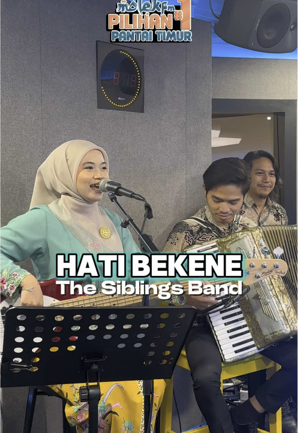 Ore sedak keleh tamboh kulek puteh, Lemoh lembuk gayo baek budi bahaso, aduh memey bekene sungguh la sek awok weh dengar ko @THE SIBLINGS BAND nyanyi ni 😍 Molek Pagi hari ini bersama dengan @THE SIBLINGS BAND yang juga kumpulan pemuzik enam beradik. Mereka tampil mempersembahkan pelbagai genre muzik serta tidak kekok memainkan lagu tradisional seperti keroncong. Terus strim Audio+ Molek FM Pilihan Pertama Pantai Timur #MolekFM #MolekPagi #KerusiDJNazz #DJNazzQila #GuPantaiTimur #PantaiTimur #pilihanpertamapantaitimur