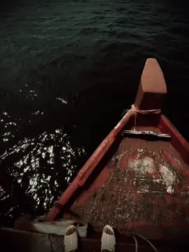 爱一个人并没有错，错的是认为那个人也爱你。” “ Thương một người không sai, sai là nghĩ người đó cũng thương mình..”