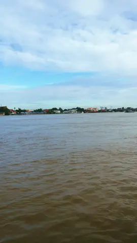 สัมผัสลมหนาวบนเรือข้ามฟากแม่น้ำเจ้าพระยา #สัมผัสลมหนาว #วิวธรรมชาติสวยๆ  #แม่น้ําเจ้าพระยาปทุมธานี #สายน้ําไม่ไหลกลับ #ล่องเรือแม่น้ําเจ้าพระยา 