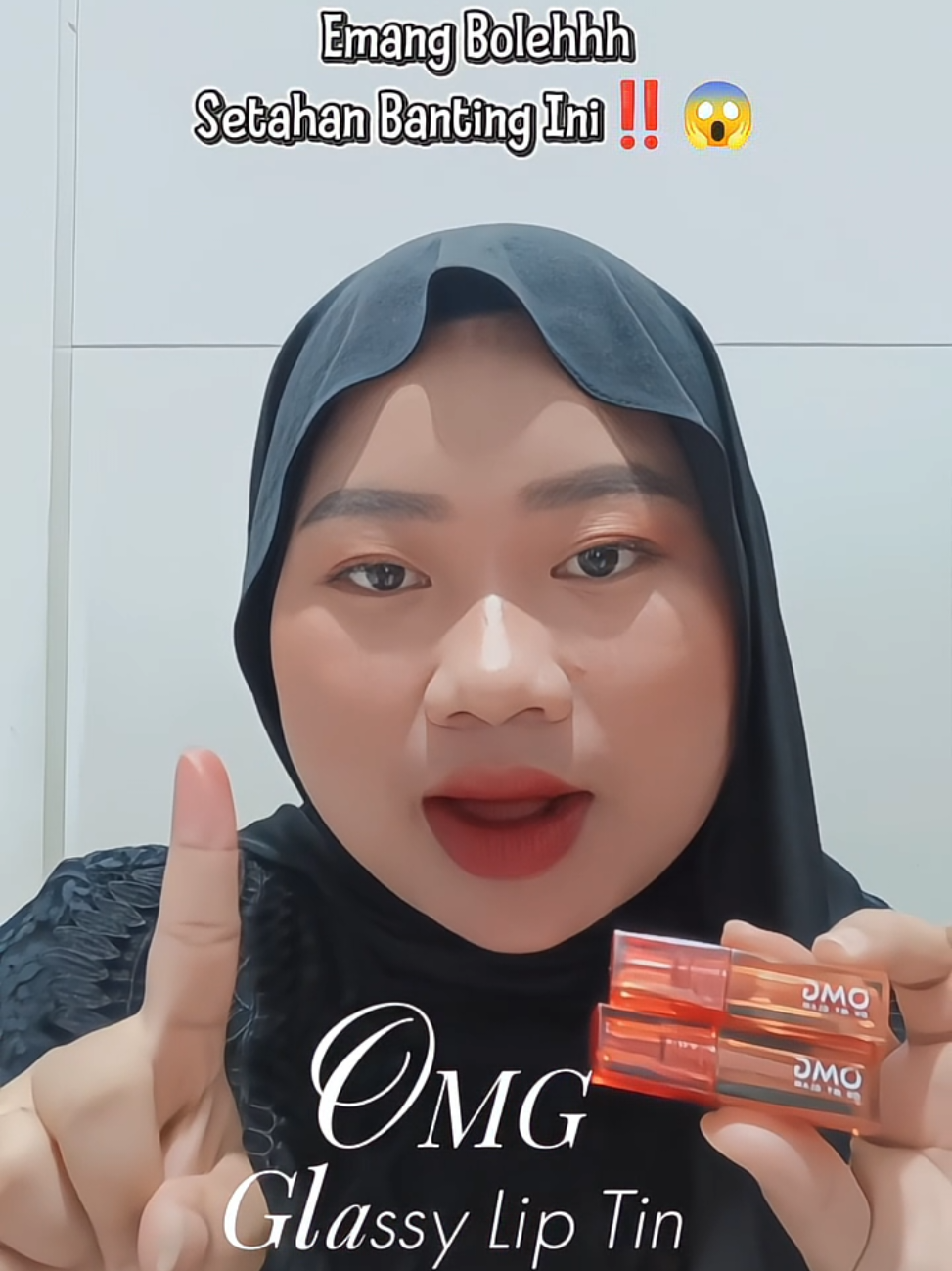 akhirnya aku nemuin lip tint yang tahan banting walaupun di geser berkali-kali😍😍mana harganya super murcee bngt, buruan chek sekarang dan cobain sendiri😍 @itsomgbeauty  #omgbeauty #liptintomg #liptintviral #glossyliptint #bmc 
