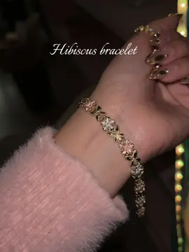 Love love our new bracelet ✨💕 #hibiscus #bracelet #girlie #princessday #giftsforher 