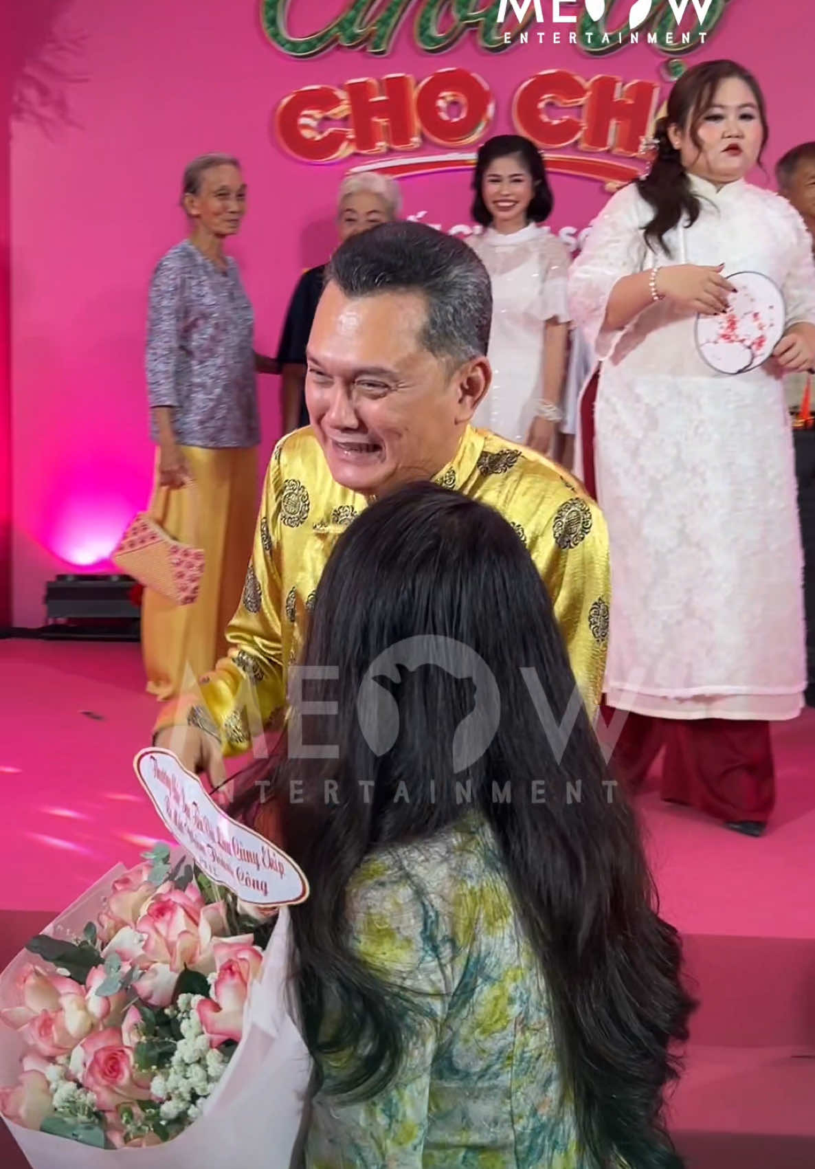 NSUT Hữu Châu nắm tay bà con lên sân khấu nhận hoa tại premier Cưới Vợ Cho Cha #Meowentertainment #CuoiVoChoCha #CuoiVoChoChaByMeow #Tiktokgiaitri