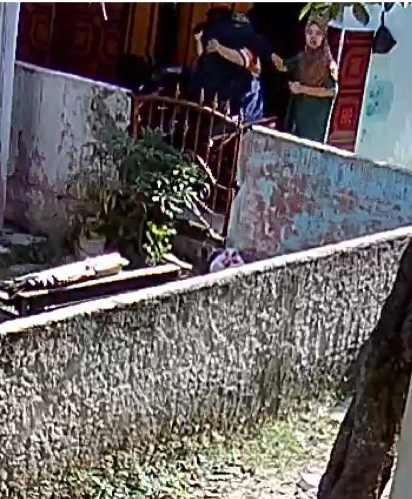 Emotional moment gua rasakan pagi hari ini. Ibu almarhum tiba tiba minta izin untuk memeluk gua, melihat gua berpamitan, mungkin beliau teringat akan habit yang tiap pagi dilakukannya dengan sang anak. I hope this moment can increase the feeling of love and affection between me and my mother. And you guys, if you watch this video. May the feeling of love and affection reach you and your parents✨