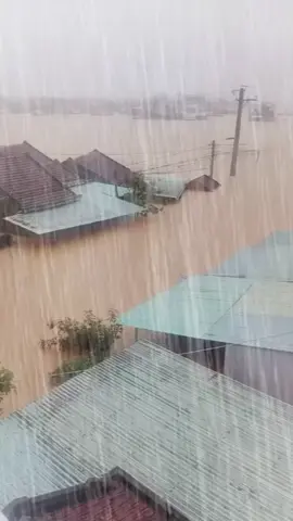 Đây là Hòa Thịnh, Tây Hòa, Phú Yên. Nơi Ba Mẹ tôi và bà con đang cần cầu cứu đưa người dân ra khỏi vùng lũ để đến nơi an toàn ạ. Hiện tại hầu như tất cả đang ngồi trên mái nhà chờ cứu hộ vì đói, vì lạnh và vì sợ mất mạng á. Cả nhà chia sẻ giúp e để mọi người được cứu với ạ. 😭😭😭😭😭