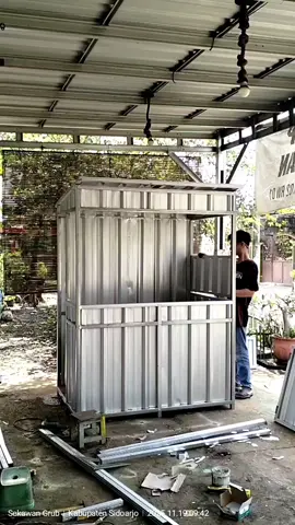 alhamdulillah 80% jadi tinggal finishing. 💐#boothcontainer #rombongkekinian #boothmurah #mejalipat #jasapembuatancontainer 