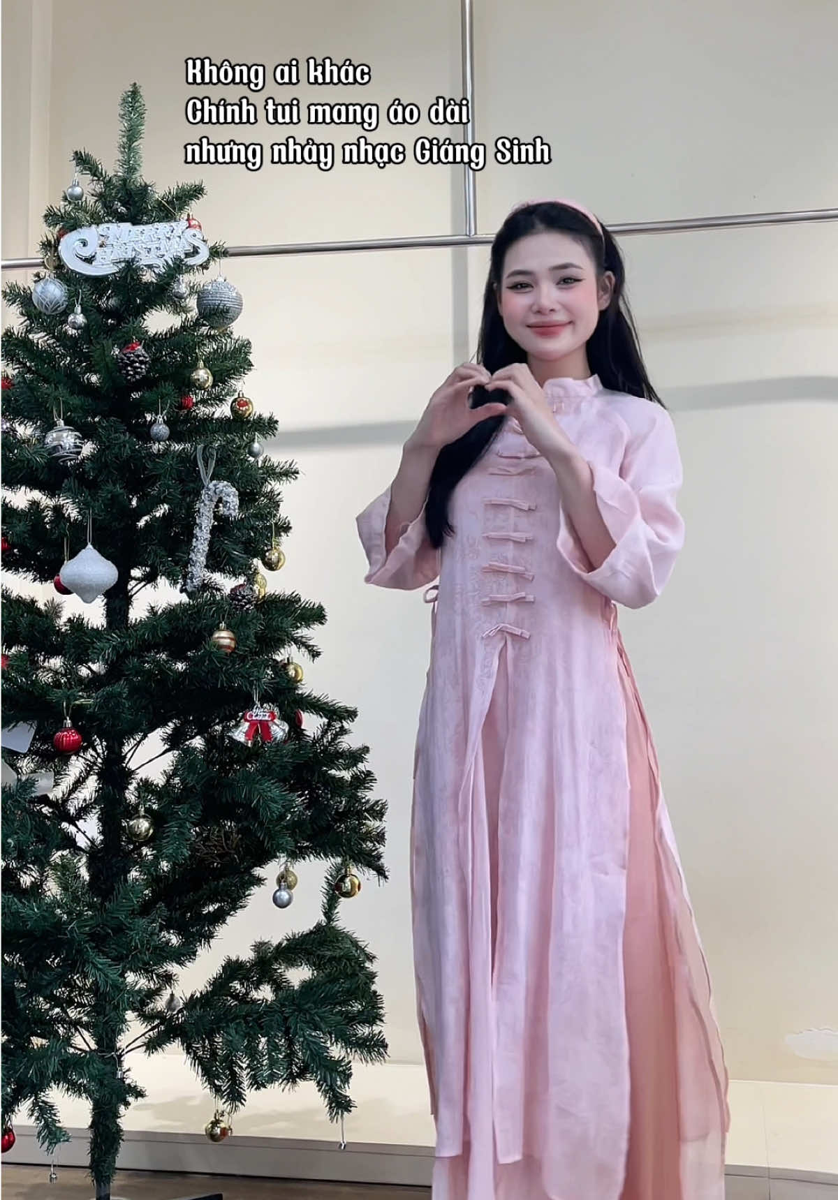 Tại dễ thương quá chừng 😜 #aodai #cachtan #têtsumvầy #goiymacdep #xuhuongtiktok 