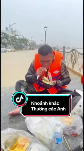 😔 Thương các Anh vì nhân dân vùng lũ, cầu mong cho các Anh và gia đình luôn mạnh khoẻ và lũ mau chóng qua đi #lulut #mientrungquetoi #binhdinh #phuyen #tintuc24h 
