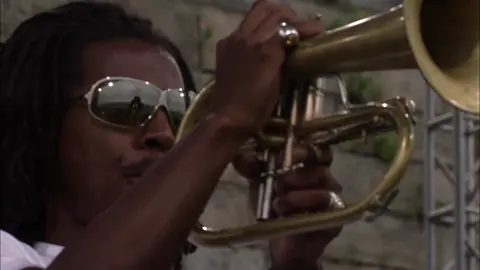 Slickest transition ever - From Nature Boy to To Wisdom the Prize 🎺🎹 Roy hauntingly beautiful on Flugel, Prof orchestrating a whole piano concerto underneath, all of Newport is silent and they just roll right into ‘To wisdom’ like it’s nothing - and then the full quintet just takes it up another notch 🔥 Roy Hargrove quintet - Newport Jazz Festival (2001) Roy Hargrove (flg) Bruce Williams (as) Larry Willis (p) Gerald Cannon (b) Willie Jones (d) 🎼Songs: Nature Boy (Eden Ahbez) To wisdom the Prize (Larry Willis)