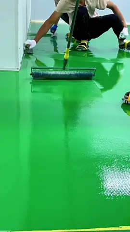 Roll coating of polyurethane mortar topcoat#polyurethanefloor #epoxyfloor #聚氨酯砂浆地坪 