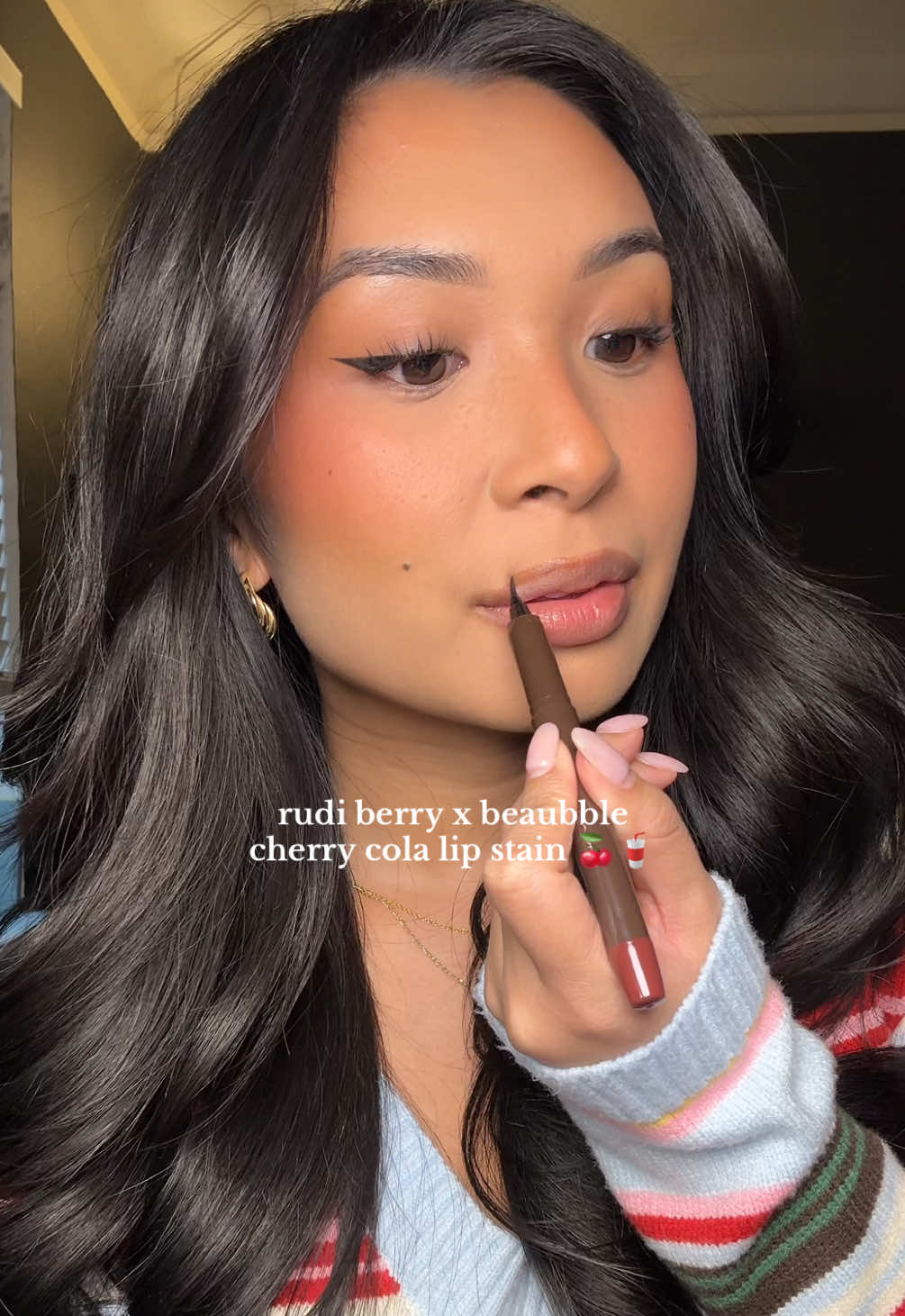 swatching cherry cola by @Rudi Berry 🍓 @beaubble so you can see what it looks like on medium-tan skin ♥️ #lipstain #liplinerstain #lipswatch #jenikkafn #mediumtan  
