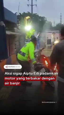 Aksi sigap seorang polisi jadi sorotan setelah membantu memadamkan motor warga yang terbakar di daerah Cengkareng, Jakarta Barat pada Rabu (19/11/25) sore. Saat itu motor milik warga sedang mogok dan berada di trotoar jalan, namun saat motor tersebut sedang dicoba untuk dihidupkan lagi, api justru keluar dari mesin motor. Lalu tanpa pikir panjang, Polantas bernama Aiptu Edi yang sedang bertugas langsung mengambil tindakan cepat yang berisiko dengan mendorong motor berapi tersebut ke genangan banjir hingga api padam. Respon cepatnya ini tak hanya mencegah kebakaran bertambah parah tapi juga menyelamatkan pemilik motor dan warga lainnya dari risiko cedera. Wah salut pak!🫡 #polantas #motorterbakar #banjir #cengkareng #jakartabarat