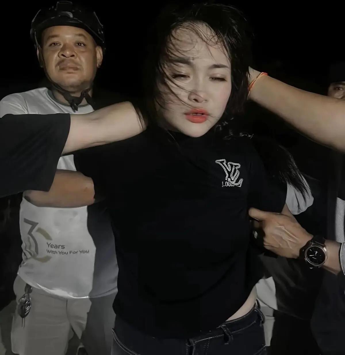 Người đàn ông ấy có thể trọn sai con đường, nhưng không bao giờ chọn sai người con gái của đời mình!  Không cổ suý cho việc làm sai trái của cô gái , nhưng khâm phục tình yêu của cô dành cho a ý 💪❤️ 