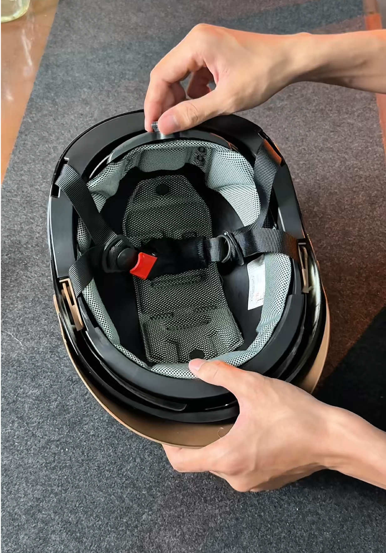 Nón bảo hiểm nửa đầu trang bị 4 lỗ thông gió, có kèm theo kính ẩn  @Em Phụng Săn Sale 