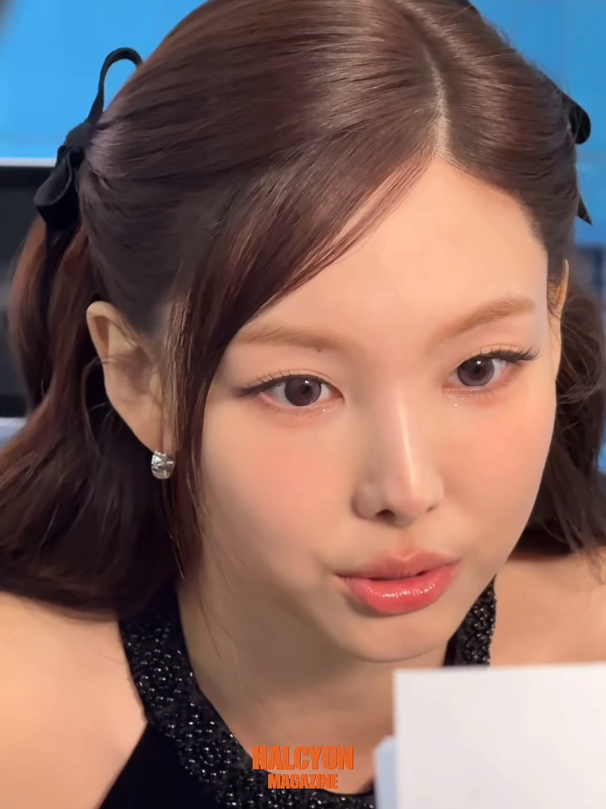 (ENG/中文)목요일 아침을 따스하게 밝혀주는 나연의 미모! 여기는 fwee 성수동 현장입니다. 👀💕 <English> Nayeon’s beauty is brightening up this Thursday morning! We’re here at the fwee Seongsu location. 👀💕 <中文> 林娜琏的美貌让这个周四早晨都变得更明亮了！ 这里是 fwee 圣水店现场。👀💕 #NAYEON #나연 #ナヨン #TWICE #트와이스 @TWICE @TWICE JAPAN OFFICIAL 