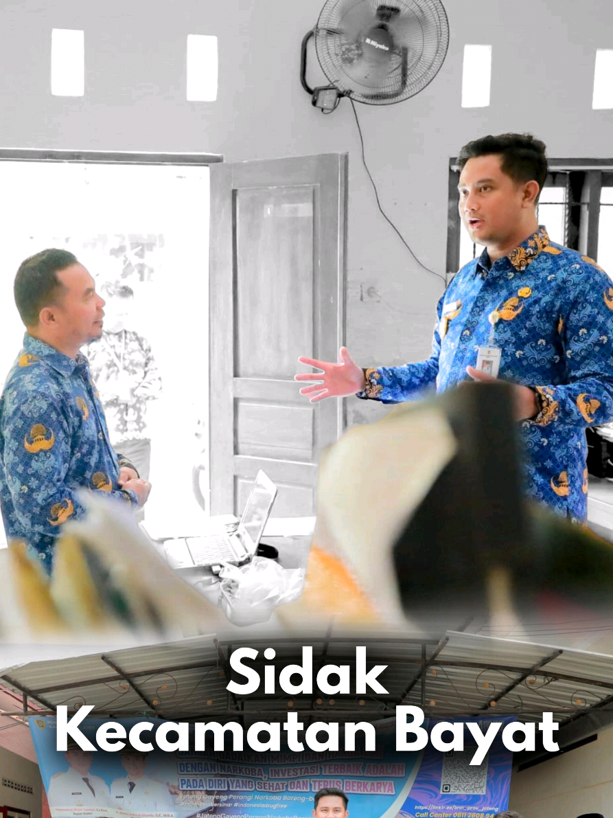 Setelah berkegiatan di daerah Bayat, mampir di Kecamatan Bayat untuk menengok langsung kondisi dan kesiapan petugas melayani masyarakat. Saya datang di jam menjelang istirahat, saat itu masyarakat sudah selesai dilayani administrasinya. Saya titip kepada Pak Camat, untuk dijaga kebersihannya, kedisiplinannya, kesiapan melayani masyarakat, serta pr pr untuk menurunkan angka stunting. #bupatiklaten #hamenang #klaten #klatenkeren 