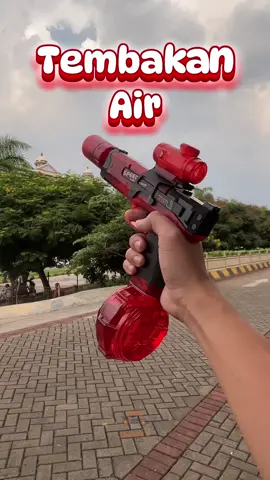 tembakan air ini cocok banget buat anak-anak dan buat isengin teman kamu! Dengan semprotan kuat dan desain yang mudah digenggam, permainan jadi makin seru, apalagi saat main di luar bareng teman-teman.