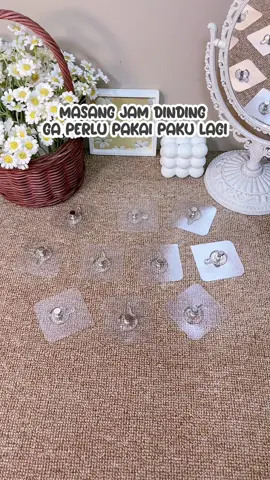 Pasang hiasan dinding ga perlu pakai paku atau bor lagi nih😍💖✨ #gantungantempel #hooktempel #gantungantanpapaku #hookgantungan #hiasandinding 