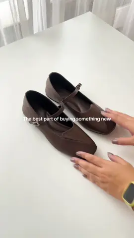 For when you want to look put-together without trying #unboxing #umboxingshoes #flatshoes #stepwithlomari 