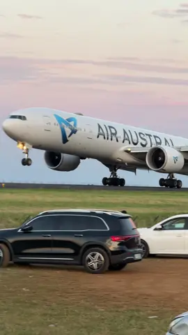 Beautiful landing b777 @Air Austral Officiel from Mauritius at Reunion Island. 🇷🇪 #aviation #avgeek #pilot #lareunion #planespotting 