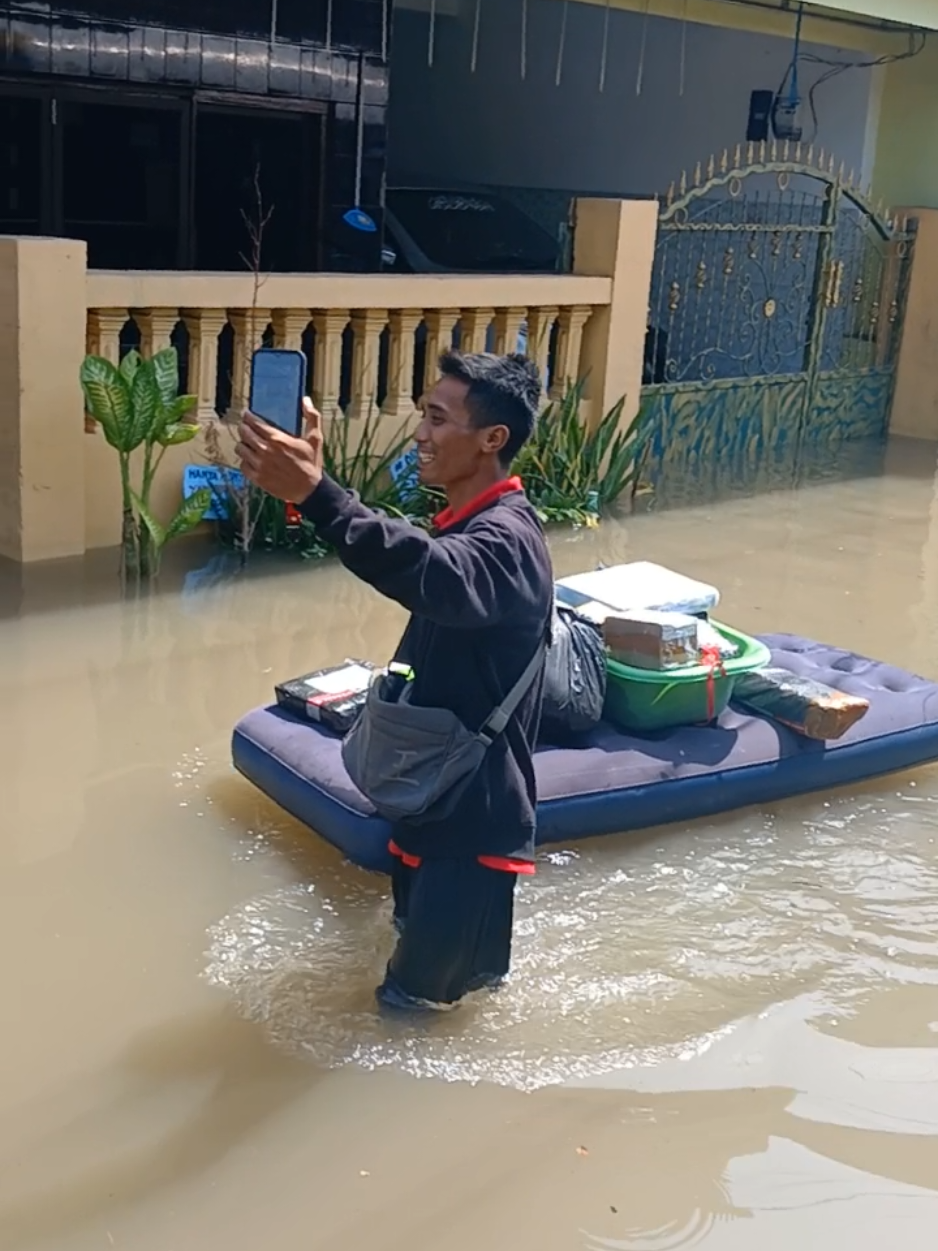 Hiburan di kala banjir 🤣