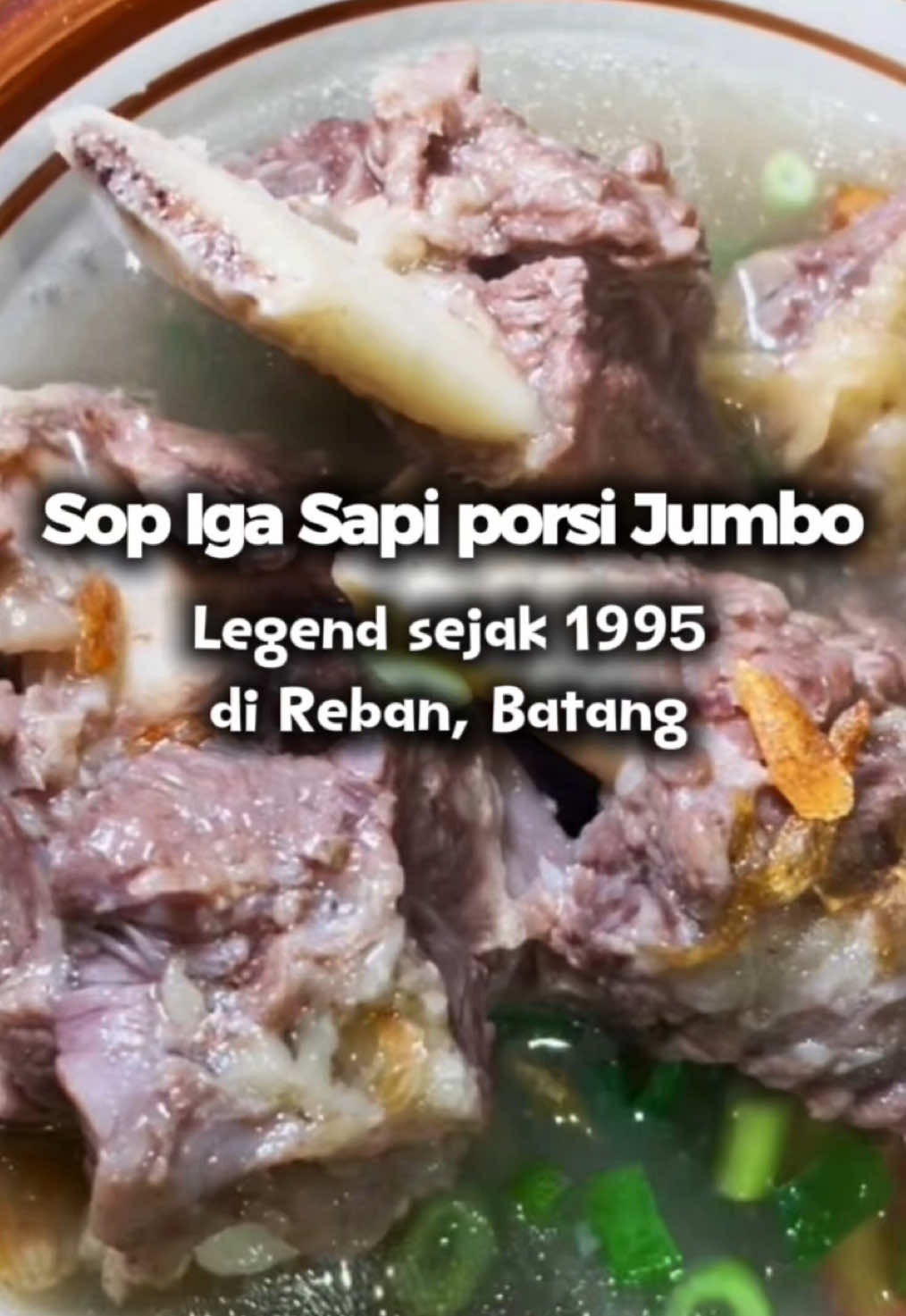 Sop Iga favorit di Reban, di Kios Rini Hj. Suijah! @Sup iga Hj Suijah (kios rini)  Cung siapa aja nih yang udah langganan disini? Jelas fav ku sih sop iga/bakso balungannya yang rasanya enak banget! Selain itu menunya buanyak seabrek. Nih tempat cocok deh buat ramean kesini, fasilitasnya juga lengkap komplit welit. Dah gitu enak semua menunya, kalo lagi bm sop iga sih ngujo jauh2 kesini ku jabanin deh wkwk.  #sopiga #kulinertiktok #rekomendasikuliner #batang24jam #foryourpage 