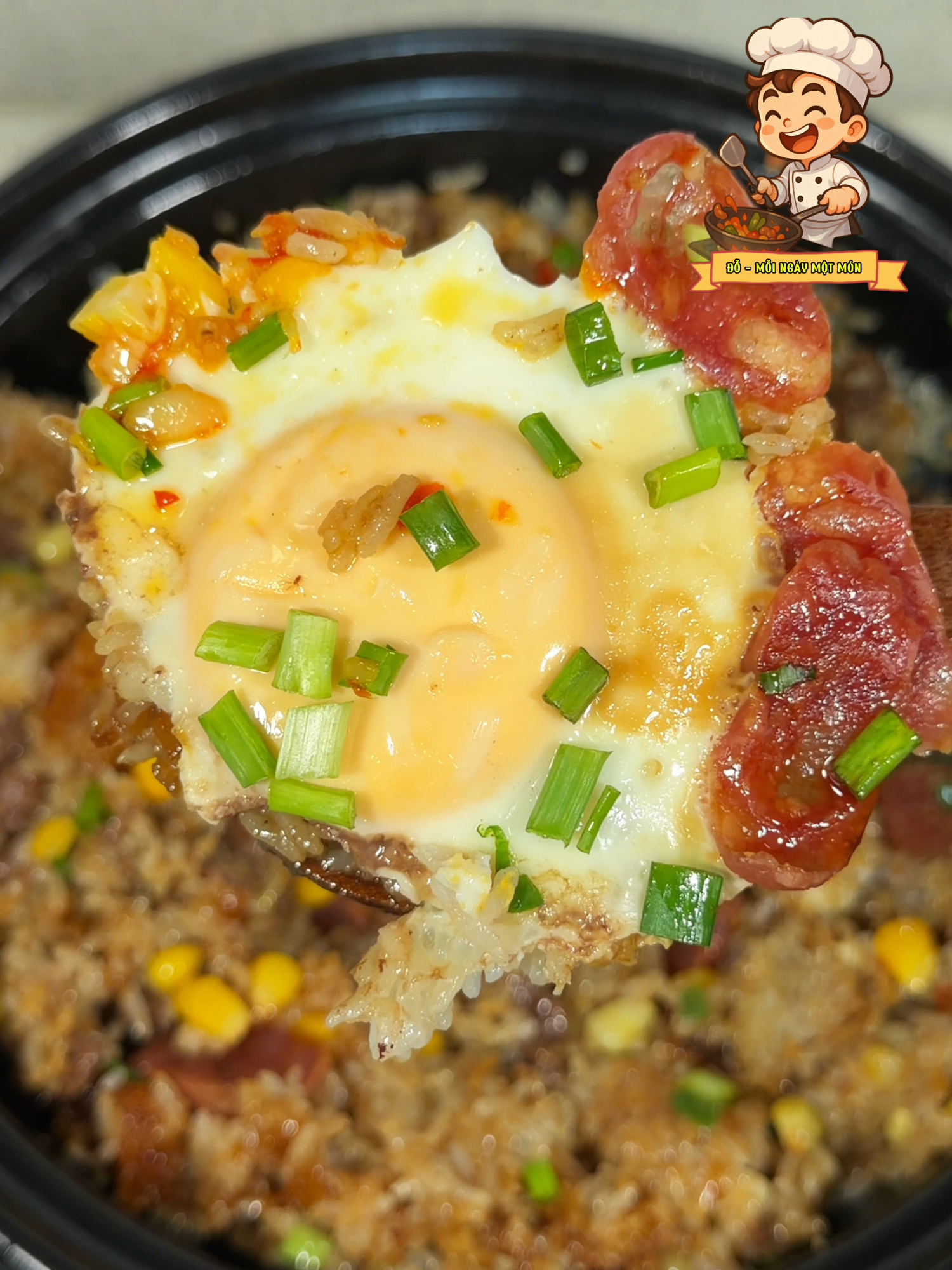 Nếu hạnh phúc có hình dạng, thì chắc chắn đó là khi có người nấu cho bạn một nồi cơm niêu trộn nóng hổi. Một món giản dị nhưng ngon đến mức làm cho ngày lạnh cũng trở nên ấm áp hơn. #ĐỗMỗiNgàyMộtMón #CơmNiêuNóngHổi #CơmTrộn #BữaĂnẤmBụng