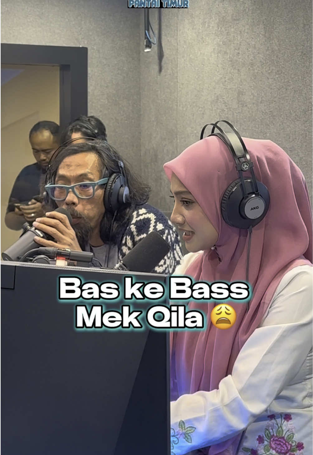 Bas pun bas la mek @Qila Shahirah MolekFM weh sokmo gituu 😩 bor la duk nanyo malu kokram 🥴 Molek Pagi hari ini bersama dengan @THE SIBLINGS BAND yang juga kumpulan pemuzik enam beradik. Mereka tampil mempersembahkan pelbagai genre muzik serta tidak kekok memainkan lagu tradisional seperti keroncong. Terus strim Audio+ Molek FM Pilihan Pertama Pantai Timur #MolekFM #MolekPagi #KerusiDJNazz #DJNazzQila #GuPantaiTimur #PantaiTimur #pilihanpertamapantaitimur