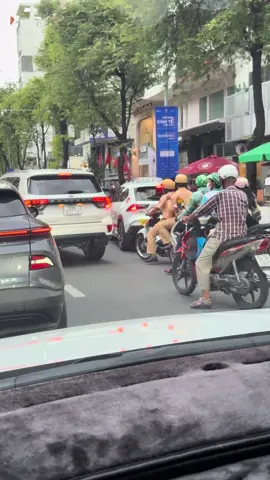 Giờ cao điểm các khu vực trung tâm mấy a áo vàng làm căng lắm nha #phatnguoi #saigon #csgt#quan1 