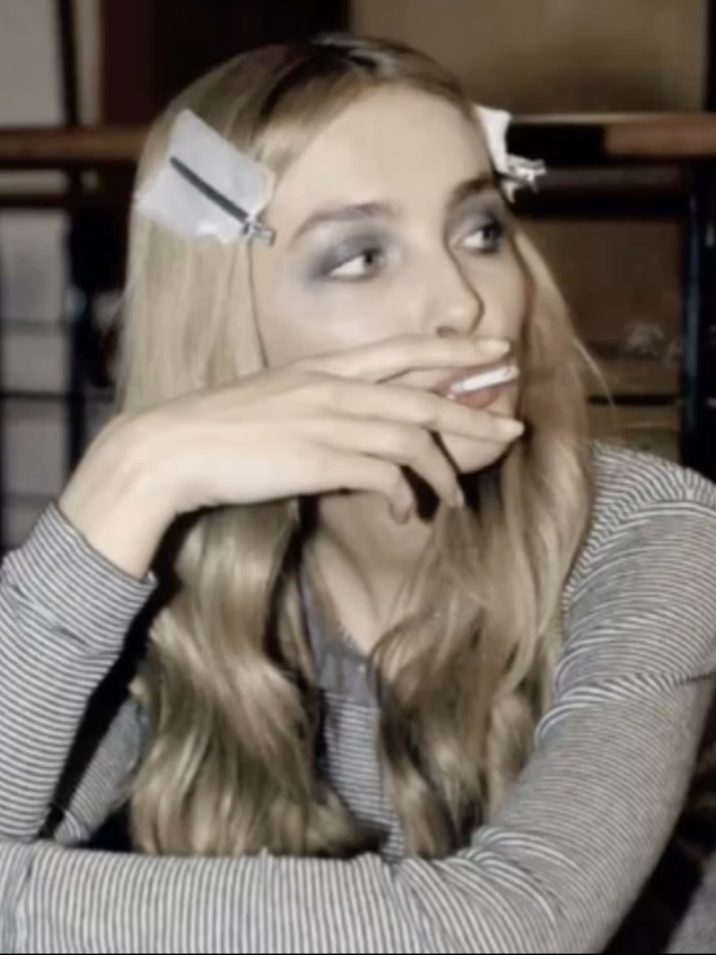 #snejanaonopka #modeling #model #repost #elbruso #fyp  —————————————————————— Снежана Онопка (родилась 15 декабря 1986 года или 1989 года, данные разнятся) — известная украинская топ-модель, ставшая одной из самых востребованных моделей в мире в середине 2000-х годов.  Краткая биография и карьера: Начало карьеры: Снежана родилась в Северодонецке. В 2001 году она переехала в Киев, где в возрасте 15 лет была замечена скаутом модельного агентства и начала свою международную карьеру. Мировая известность: Ее карьера стремительно пошла вверх. В 2005 году она участвовала в осенних рекламных кампаниях Prada и Dolce & Gabbana, где ее заметил знаменитый фотограф Стивен Майзель (Steven Meisel). Он снял ее для двух обложек итальянского Vogue, после чего она стала его музой. Сотрудничество с брендами: Онопка стала одной из лучших подиумных моделей и лицом рекламных кампаний таких мировых брендов, как Calvin Klein, Dolce & Gabbana, Gucci, Lanvin, Prada, Yves Saint Laurent, Louis Vuitton, Chanel, Versace и Shiseido. Признание: Она стала первой украинкой, чье фото дважды было опубликовано на обложке американского Vogue.