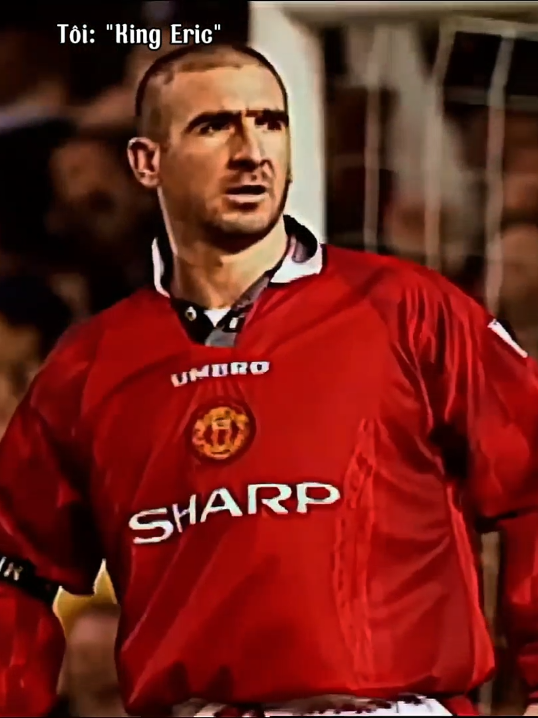 Eric Cantona 🇫🇷: Ông đã mặc chiếc áo số 7 mang tính biểu tượng tại Manchester United và được biết đến với phong cách ăn mừng cổ áo dựng đứng lên, một phong cách đặc trưng. Ông được người hâm mộ Manchester United trìu mến đặt biệt danh là 