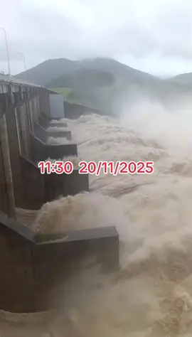 Hiện tại các thuỷ điển vẫn xả lượng nước cực lớn.  #viral #xuhuong #lũlụt #phuyen #daklak 