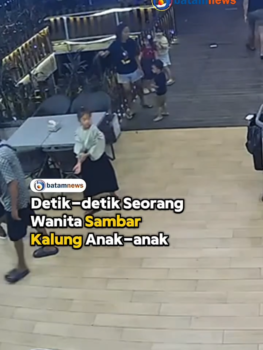 Polresta Barelang menangkap Desi Saptri, perempuan yang mencuri kalung emas dari leher seorang anak di Restoran Mie Cekban, Bengkong. Aksi pada 31 Oktober 2025 itu terekam CCTV, menunjukkan pelaku mendekati korban yang bermain di area kolam ikan lalu membuka kalung emas 2,5 gram tersebut. Orang tua korban baru sadar kalung hilang saat makan, lalu mengecek CCTV keesokan harinya. Kerugian diperkirakan Rp3,2 juta. Pelaku ditangkap pada 19 November 2025 di Pegadaian Bengkong Indah setelah korban melihatnya hendak menggadaikan emas. Polresta Barelang menyita motor Honda Beat dan lima surat pegadaian emas, empat di antaranya terkait TKP lain. Desi dijerat Pasal 362 KUHP dengan ancaman hukuman hingga lima tahun penjara. #batamnews #batam 