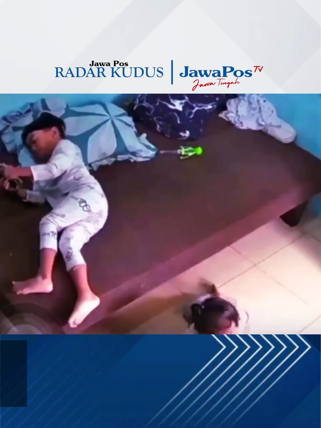 Sebuah rekaman CCTV di dalam rumah membuat seorang ibu panik sekaligus heran. Video itu merekam momen tak biasa ketika putranya tinggal bersama sang kakak di dalam kamar. Dalam rekaman, anak bungsu tiba-tiba tampak seperti ditarik ke kolong tempat tidur tanpa sebab yang jelas. Sang kakak yang berada di dekatnya tak mampu membantu karena kondisi kakinya sedang bengkak. la lalu berteriak memanggil orang tuanya untuk segera datang. Orang tua yang mendengar teriakan langsung menuju kamar dan membantu mengeluarkan si adik dari kolong kasur. Rekaman tersebut kini menyita perhatian warganet setelah sang ibu membagikannya di media sosial, memunculkan beragam spekulasi mengenai kejadian misterius itu. #radarkudus #radarkudusviral #koranradarkudus