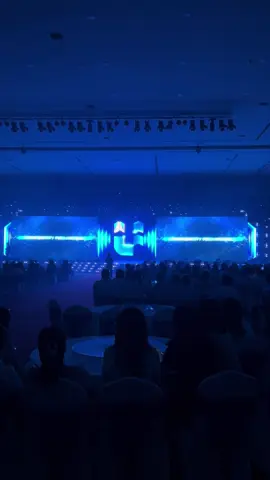 Bộ nhận diện mới của IUH - Đại học Công nghiệp Thành phố Hồ Chí Minh 🥰 Hiện đại hơn – Nhất quán hơn – Mang trọn tinh thần Innovation – Unity – Humanity Ngày 20/11/2025, Trường Đại học Công nghiệp TP. Hồ Chí Minh (IUH) chính thức giới thiệu Hệ thống nhận diện thương hiệu mới, đánh dấu bước chuyển mình mạnh mẽ trong hành trình khẳng định vị thế của một trường đại học hiện đại, hội nhập và tiên phong đổi mới sáng tạo. Bộ nhận diện được phát triển theo triết lý: HIỆN ĐẠI – KẾ THỪA – PHÁT TRIỂN, vừa giữ gìn bản sắc truyền thống của một trường đại học thuộc Bộ Công Thương, vừa thể hiện khát vọng vươn lên mạnh mẽ trong kỷ nguyên số. 🔹 Biểu tượng chữ “I” cách điệu đại diện cho “Industrial” – nền tảng lịch sử, đồng thời gợi mở “Innovation” – tinh thần đổi mới sáng tạo, luôn tiên phong của IUH. 🔹 Ba mũi tên hướng lên tượng trưng cho ba giá trị cốt lõi của Nhà trường: Innovation – Unity – Humanity. 🔹 Mũi tên đầu tiên mang hình dáng máy bay đang cất cánh, biểu trưng cho khát vọng và hoài bão của tuổi trẻ IUH. 🔹 Tổng thể, ba mũi tên kết nối tạo nên chữ I – U – H, khẳng định rõ bản sắc thương hiệu trường. 🔹 Bảng màu xanh – vàng chủ đạo truyền tải tri thức, sự tin cậy, năng lượng tích cực và phát triển bền vững. Bộ nhận diện mới không chỉ là sự thay đổi về hình ảnh, mà còn là lời khẳng định cho tầm nhìn chiến lược của IUH: Xây dựng một môi trường giáo dục hiện đại – nhân văn – đổi mới sáng tạo; nơi người học được truyền cảm hứng, được trao năng lực và được tạo mọi điều kiện để phát triển toàn diện. Từ hôm nay, hình ảnh IUH sẽ xuất hiện với một diện mạo mới: chuyên nghiệp hơn, nhất quán hơn và đầy khát vọng – sẵn sàng cho những hành trình bứt phá trong tương lai. 💙 IUH – Innovation. Unity. Humanity. 💛 Một diện mạo mới – Một tầm nhìn mới – Một hành trình mới bắt đầu. Xem sổ tay hướng dẫn sử dụng: https://drive.google.com/drive/folders/10CGsWWuzcrYv6Kb0Fp2J8_nggMPZ0Ydn #IUH #ThuongHieuMoi #InnovationUnityHumanity #NewChapterBegins