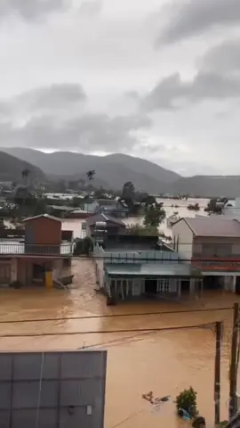 xã DRAn lúc này .. gọi điện về nhà người thân khóc báo ngập hết r. nhà thì sập .nhà thì trôi đồ đạc của cải ko còn gì  .muốn khóc theo 😥#dran 